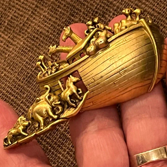 New old stock vintage Noah’s Ark signed AJC brooch pin - Picture 2 of 7